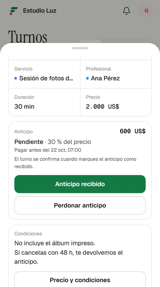 Un turno pendiente: anticipo de 600 US$ (30 % del precio) con su fecha límite, los botones «Anticipo recibido» y «Perdonar anticipo», y debajo las condiciones con el botón «Precio y condiciones».